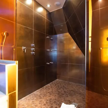 Lägenhetshotell Eiffel 4*